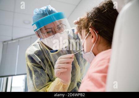 Covid 19 PCR-Screening-Test, Nasenabstrich, COSEM Mirosmenil Medical Center, Paris. Stockfoto