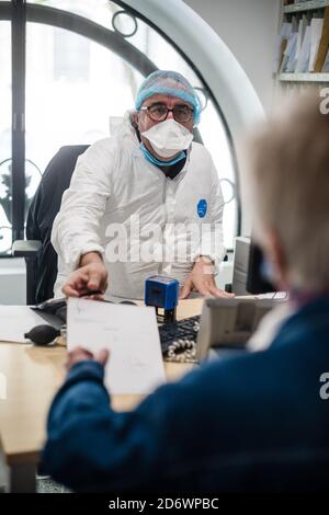 Arzt in Covid 19 Screening-Beratung, COSEM Mirosmenil Medical Center, Paris. Stockfoto