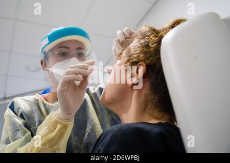 Covid 19 PCR-Screening-Test, Nasenabstrich, COSEM Mirosmenil Medical Center, Paris. Stockfoto