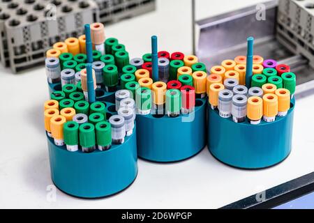 Covid 19 serologische Tests, Zentrifugation von Blutgefäßen, medizinisch-biologisches Labor, COSEM Mirosmenil Medical Center, Paris. Stockfoto