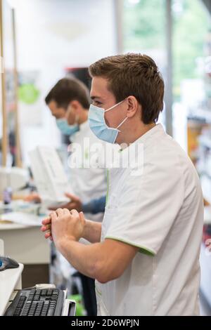 Apotheker mit hydroalkoholischem Gel während der Covid-19 Pandemie, Frankreich. Stockfoto