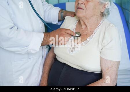 Frau in Absprache mit einem Hausarzt, Frankreich. Stockfoto