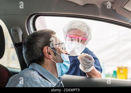 Drive Test, Covid 19 PCR Screening Test, Nasenabstrich, Bordeaux, Frankreich, Mai 2020. Stockfoto