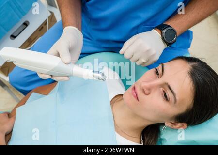 Digitaler Zahnabdruck mit intraoraler Kamera für die Realisierung einer Zahnprothese, Centre COSEM Paris. Stockfoto