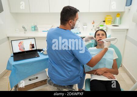 Digitaler Zahnabdruck mit intraoraler Kamera für die Realisierung einer Zahnprothese, Centre COSEM Paris. Stockfoto