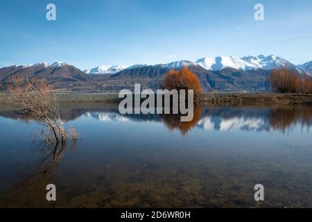 Spiegelungen von schneebedeckten Bergen in einer kleinen Lagune neben dem Lake Pukaki, Canterbury, Südinsel, Neuseeland Stockfoto