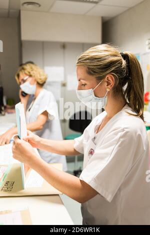 Wiederaufnahme der Tätigkeit in der multifunktionalen ambulanten Chirurgie mit Überwachung der COVID Gesundheitssicherheitsprotokolle, Krankenhaus Bordeaux, Mai 2020. Stockfoto