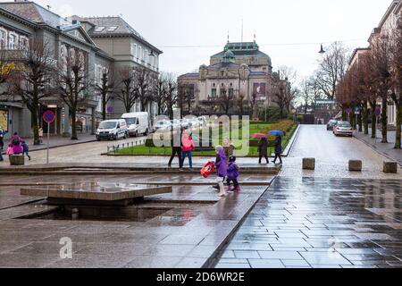 Bergen, Norwegen- 12. Dezember 2015: Die National Stage, oder Den Nationale Szenegebiet in Bergen, Norwegen an einem regnerischen Wintertag. Stockfoto