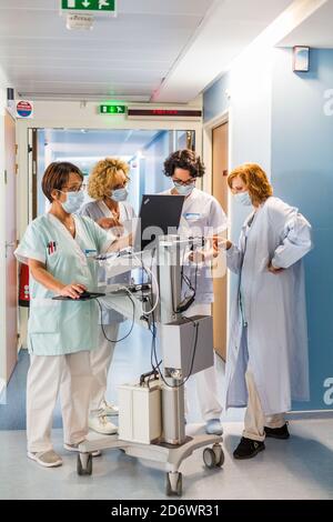 Wiederaufnahme der Tätigkeit in der multifunktionalen ambulanten Chirurgie mit Überwachung der COVID Gesundheitssicherheitsprotokolle, Krankenhaus Bordeaux, Mai 2020. Stockfoto