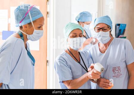 Wiederaufnahme der Tätigkeit in der multifunktionalen ambulanten Chirurgie mit Überwachung der COVID Gesundheitssicherheitsprotokolle, Krankenhaus Bordeaux, Mai 2020. Stockfoto