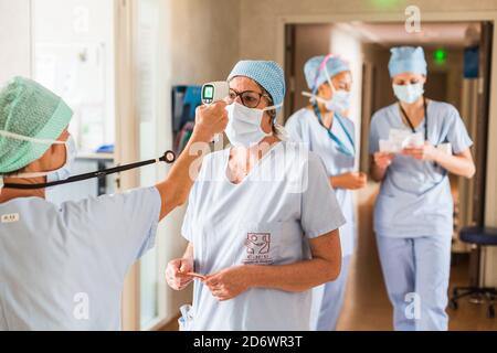 Wiederaufnahme der Tätigkeit in der multifunktionalen ambulanten Chirurgie mit Überwachung der COVID Gesundheitssicherheitsprotokolle, Krankenhaus Bordeaux, Mai 2020. Stockfoto