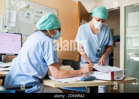 Wiederaufnahme der Tätigkeit in der multifunktionalen ambulanten Chirurgie mit Überwachung der COVID Gesundheitssicherheitsprotokolle, Krankenhaus Bordeaux, Mai 2020. Stockfoto