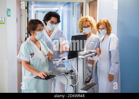 Wiederaufnahme der Tätigkeit in der multifunktionalen ambulanten Chirurgie mit Überwachung der COVID Gesundheitssicherheitsprotokolle, Krankenhaus Bordeaux, Mai 2020. Stockfoto