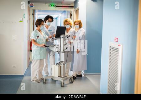 Wiederaufnahme der Tätigkeit in der multifunktionalen ambulanten Chirurgie mit Überwachung der COVID Gesundheitssicherheitsprotokolle, Krankenhaus Bordeaux, Mai 2020. Stockfoto