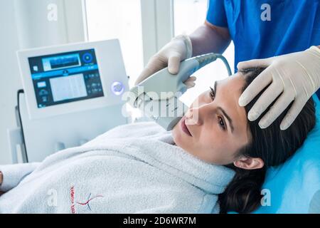 Hautverjüngung und Kollagenregeneration durch High Intensity Focused Ultraschall (HIFU). Stockfoto