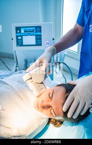 Hautverjüngung und Kollagenregeneration durch High Intensity Focused Ultraschall (HIFU). Stockfoto