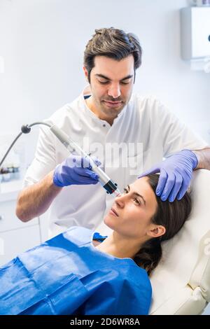 Präzise und hochintensive Hochfrequenz-Behandlung, verwendet, um schlaffe Haut von Gesicht und Hals, Falten, Akne-Narben, postoperative oder Akzide zu reduzieren Stockfoto