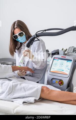 Permanente Laser-Haarentfernung der Hände und Unterarme, COSEM Zentrum Paris. Stockfoto