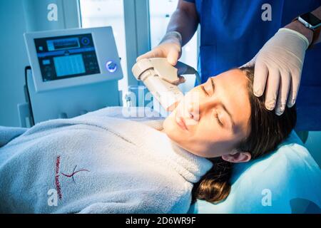 Hautverjüngung und Kollagenregeneration durch High Intensity Focused Ultraschall (HIFU). Stockfoto