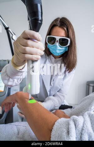 Permanente Laser-Haarentfernung der Hände und Unterarme, COSEM Zentrum Paris. Stockfoto
