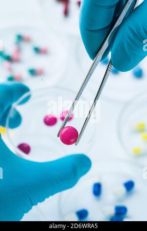 Drogen in Petrischalen warten auf Untersuchung, pharmazeutische Forschung. Stockfoto