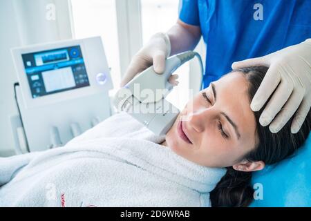 Hautverjüngung und Kollagenregeneration durch High Intensity Focused Ultraschall (HIFU). Stockfoto