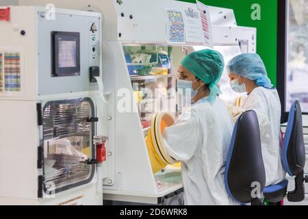 Vorbereitung von Chemotherapiebehandlungen. Universitätskrankenhaus Bordeaux, Apotheke, Frankreich. Stockfoto