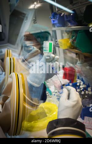 Vorbereitung von Chemotherapiebehandlungen. Universitätskrankenhaus Bordeaux, Apotheke, Frankreich. Stockfoto