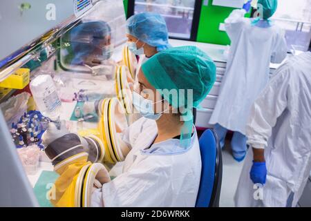 Vorbereitung von Chemotherapiebehandlungen. Universitätskrankenhaus Bordeaux, Apotheke, Frankreich. Stockfoto