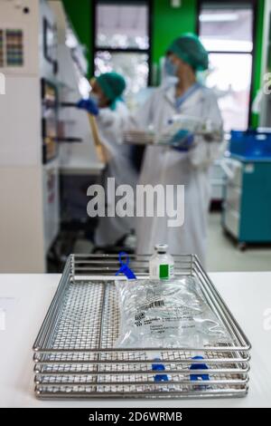 Vorbereitung von Chemotherapiebehandlungen. Universitätskrankenhaus Bordeaux - Pellegrin Hospital Group, Frankreich. Stockfoto