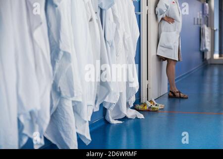 Weiße Mäntel im Flur eines Krankenhauses, Frankreich. Stockfoto