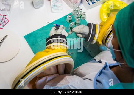 Vorbereitung von Chemotherapiebehandlungen. Universitätskrankenhaus Bordeaux, Apotheke, Frankreich. Stockfoto