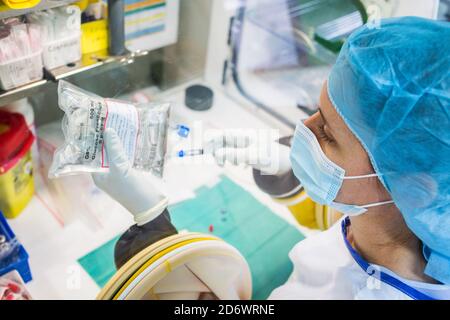 Vorbereitung von Chemotherapiebehandlungen. Universitätskrankenhaus Bordeaux - Pellegrin Hospital Group, Frankreich. Stockfoto