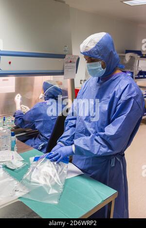 Herstellung von Chemotherapie und Biotherapie-Behandlungen. Universitätskrankenhaus Bordeaux - Pellegrin Hospital Group, Frankreich. Stockfoto