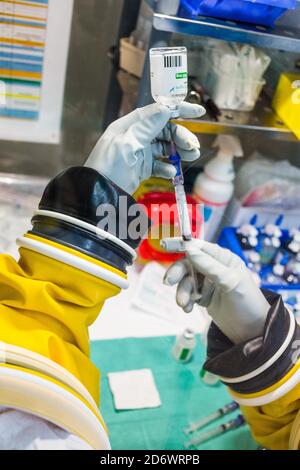 Vorbereitung von Chemotherapiebehandlungen. Universitätskrankenhaus Bordeaux, Apotheke, Frankreich. Stockfoto