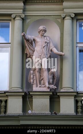 Statue auf dem Maribor Postgebäude aus dem 19. Jahrhundert Slowenien Stockfoto