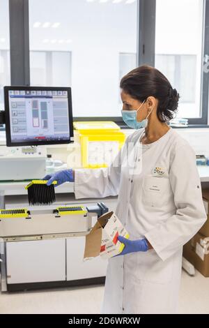 Laden der Reagenzien von COVID-19 Screening-PCR-Testproben in die automatische Maschine, Krankenhaus-Analyselabor Limoges, Frankreich. Stockfoto