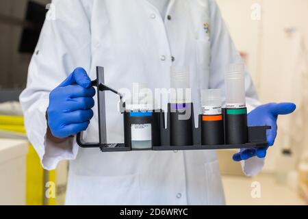 Laden der Reagenzien von COVID-19 Screening-PCR-Testproben in die automatische Maschine, Krankenhaus-Analyselabor Limoges, Frankreich. Stockfoto