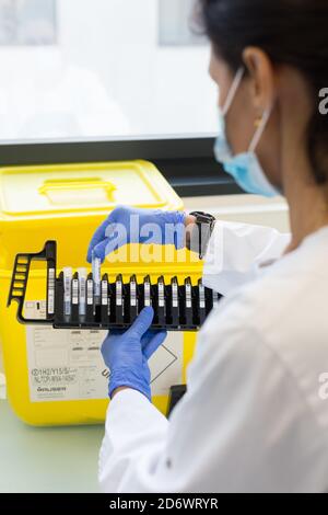 Laden der Reagenzien von COVID-19 Screening-PCR-Testproben in die automatische Maschine, Krankenhaus-Analyselabor Limoges, Frankreich. Stockfoto