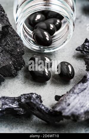 Zur Linderung schwerer Verdauung oder als Treament Aerophagie verwendet Kräuterhandlung Holzkohle behandelt, um die Aufnahmekapazität zu erhöhen. Stockfoto