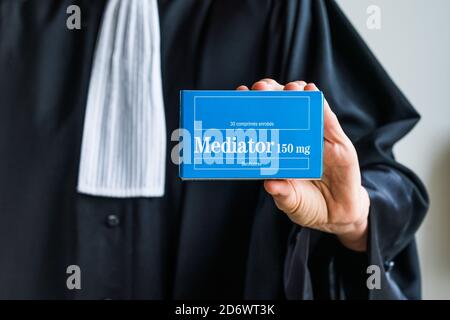 Rechtsanwalt mit einer Schachtel Mediator ® (Chlorhydrat de Benfluorex von Laboratoires Servier). Stockfoto