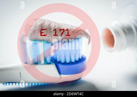 Zahnpasta, die Titandioxid, Lebensmittelzusatzstoff E 171. Stockfoto