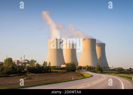 Kernkraftwerk Temelin in Süd-Beheimia Tschechien im Herbst, Foto mit Straße im Vordergrund Stockfoto