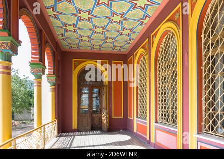 Russland, Krim, Feodosia 18. September 2020 - reich verzierte Veranda der Villa des Kaufmanns der ersten Gilde Joseph stamboli, in den s gebaut Stockfoto