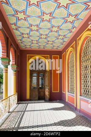 Russland, Krim, Feodosia 18. September 2020 - reich bemalte Veranda der Villa des Kaufmanns der ersten Gilde Joseph stamboli, im Meer gebaut Stockfoto