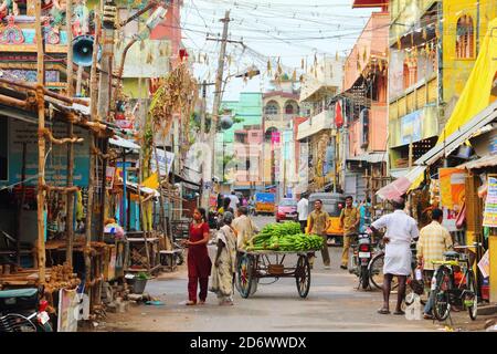 Traditionelle indische Stadtstraße voller Menschen am 08. August 2020 in Chidambaram, Tamil Nadu, Indien. Stockfoto