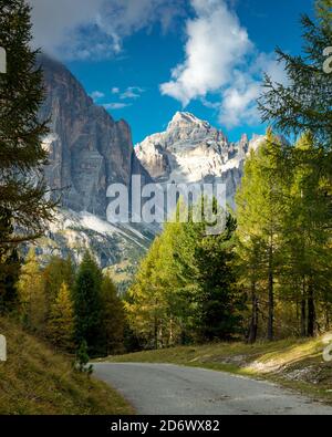 Am Abend Sonnenlicht auf Tofana de Rozes, Dolomiten vom Weg zum Rifugio Cinque Torri, Belluno, Italien Stockfoto