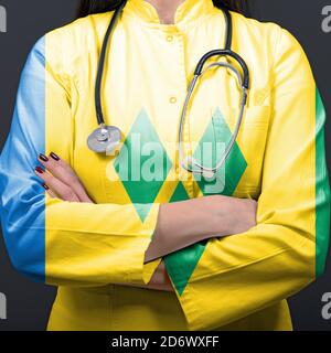 Arzt, der das Gesundheitssystem mit der Nationalflagge von Saint Vincent vertritt Und Grenadinen Stockfoto