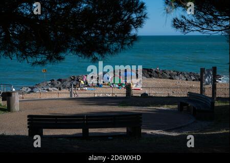 Familien genießen den Strand an der Küste von Kent in England Stockfoto