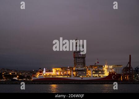 Nach den Wartungsarbeiten im Hafen von Mersin Tasucu ist das dritte türkische Bohrschiff Kanuni in ?stanbul angekommen. Der Turm des Kanuni-Bohrschiffes wird für die Überquerung des Bosporus demontiert, danach wird das Schiff zum Schwarzen Meer fahren, um an der Öl- und Erdgasexploration teilzunehmen. Laut der türkischen Regierung in diesem Jahr Auf der Schwarzsee wurden 405 Milliarden Kubikmeter Erdgas gefunden. Stockfoto